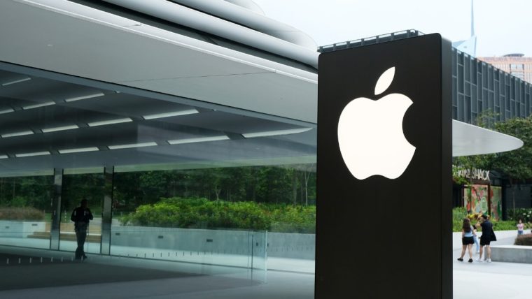 A graphic showing various Apple products like iPads and MacBooks with an upward arrow indicating price increase.