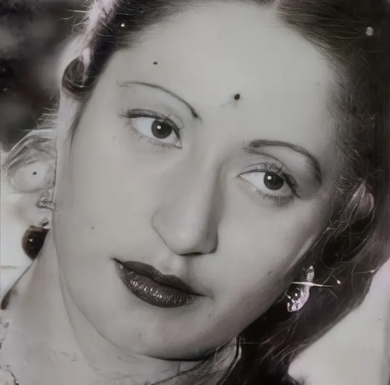 A graphic illustrating AI-generated search results blending with traditional organic listings, with a magnifying glass over a map of India.